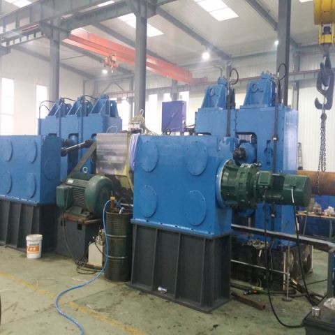 Machine d'épluchage semi-automatique de pièces hydrauliques